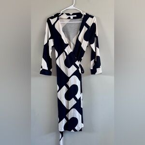 Diane Von Furstenberg 100% silk wrap dress 14